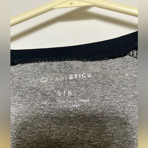 Fabletics‎ Long Sleeve Workout Top Women’s Small Black Camo Quick Dry - Picture 2 of 7